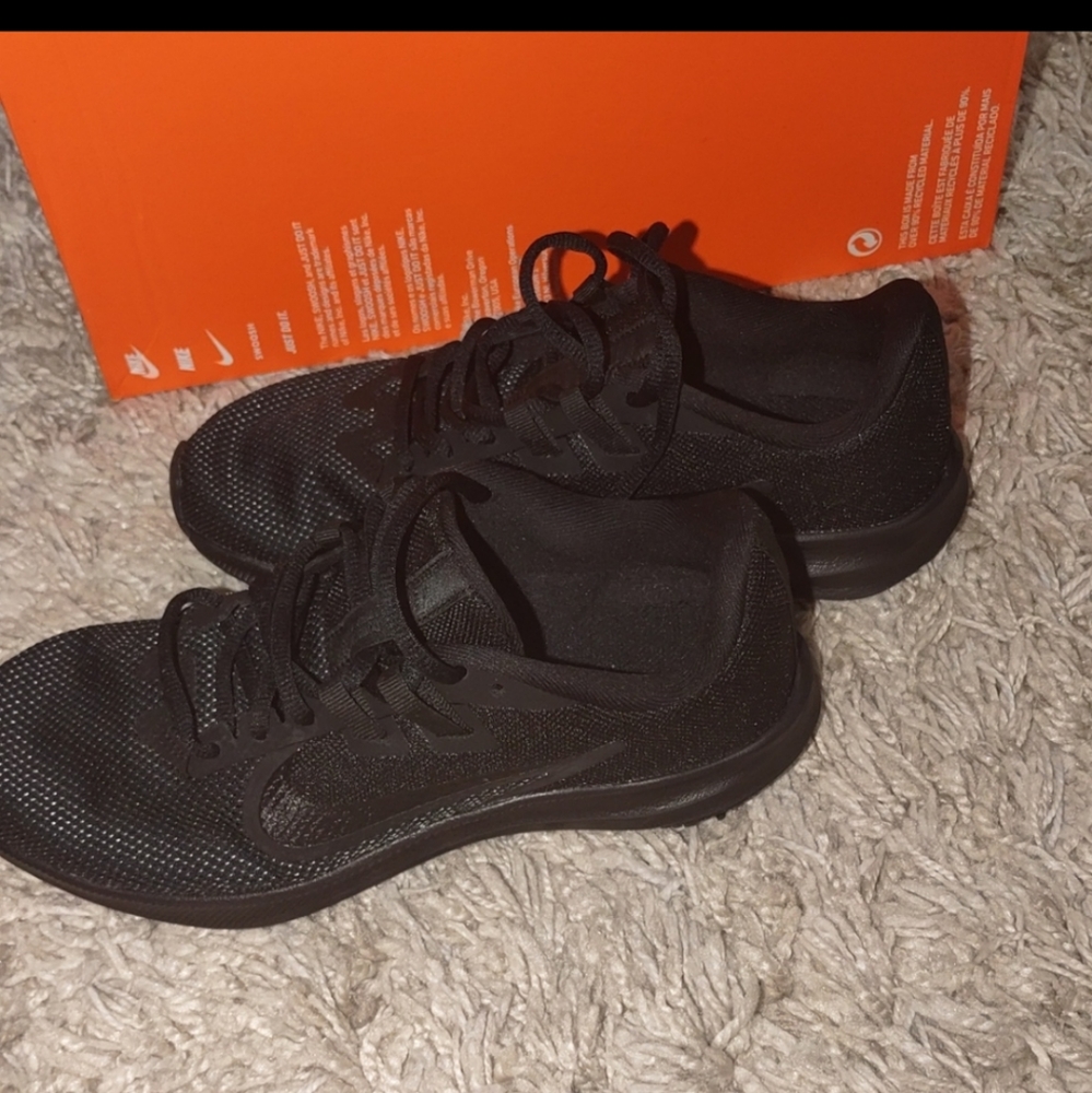 Woman's Nike - Picture 4 of 5